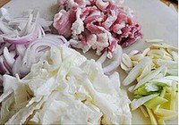 砂锅白菜炖粉条的做法 步骤1