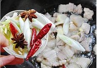 砂锅白菜炖粉条的做法 步骤3