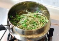 脆拌黑豆苗的做法 步骤2