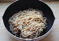 肉丝伊府面的做法 步骤10