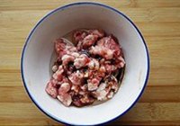 油豆腐酿肉的做法 步骤2