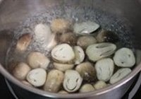 蚝油草菇的做法 步骤3