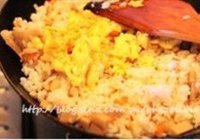 口菇炒饭的做法 步骤7