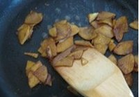 焦糖苹果面包布丁的做法 步骤6