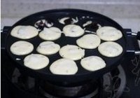豆沙鸡蛋仔的做法 步骤9