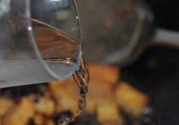香菇酱炒豆腐黑木耳的做法 步骤5