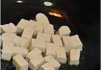香菇酱炒豆腐黑木耳的做法 步骤2