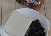 香菇酱炒豆腐黑木耳的做法 步骤1