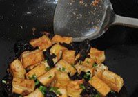香菇酱炒豆腐黑木耳的做法 步骤6