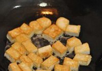 香菇酱炒豆腐黑木耳的做法 步骤3