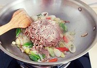 葱爆羊肉片的做法 步骤4