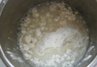 辣酱葱花蛋饼的做法 步骤2