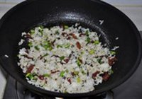 橄榄菜腊肠蒜苔炒饭的做法 步骤5