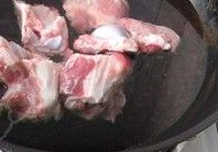 西洋菜煲筒骨汤的做法 步骤2