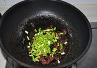 橄榄菜腊肠蒜苔炒饭的做法 步骤4