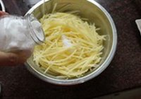 黑椒土豆丝饼的做法 步骤2