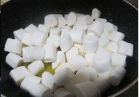 抹茶杏仁牛轧糖的做法 步骤2