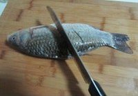 豆腐蘑菇炖鲫鱼的做法 步骤3