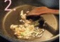 咸鱼鸡粒炒饭的做法 步骤4