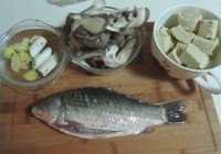 豆腐蘑菇炖鲫鱼的做法 步骤1