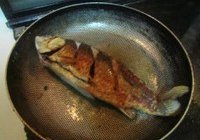 豆腐蘑菇炖鲫鱼的做法 步骤6