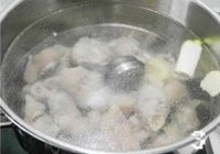 山药花生焖猪蹄的做法 步骤3