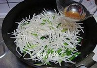 生炒青白蛇的做法 步骤10