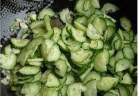 银耳黄瓜炒干贝的做法 步骤8