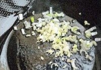 银耳黄瓜炒干贝的做法 步骤7
