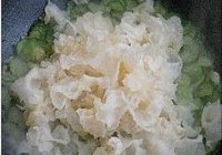 银耳黄瓜炒干贝的做法 步骤11