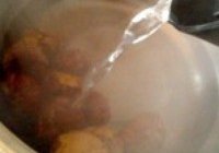 栗子白菜鸭架汤的做法 步骤2