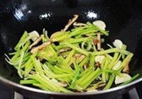 芹菜香干炒肉片的做法 步骤5