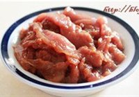 芹菜香干炒肉片的做法 步骤2