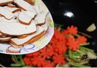 芹菜香干炒肉片的做法 步骤7