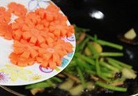 芹菜香干炒肉片的做法 步骤6