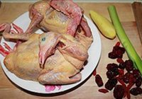 枣杞乳鸽汤的做法 步骤1