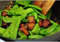 荷兰豆炒腊肉的做法 步骤5