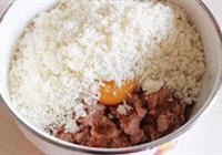 炸猪肉丸子的做法 步骤5