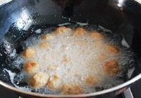 炸猪肉丸子的做法 步骤8