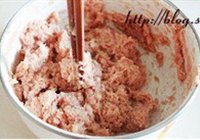 炸猪肉丸子的做法 步骤6