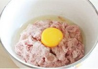 炸猪肉丸子的做法 步骤3