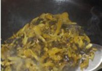 酸菜炒肉丝的做法 步骤7