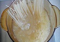 上汤米线的做法 步骤3