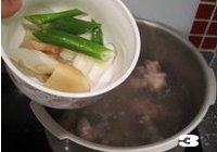 清炖白萝卜牛腩汤的做法 步骤3