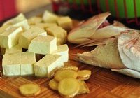 鱼头鲜虾豆腐汤的做法 步骤2