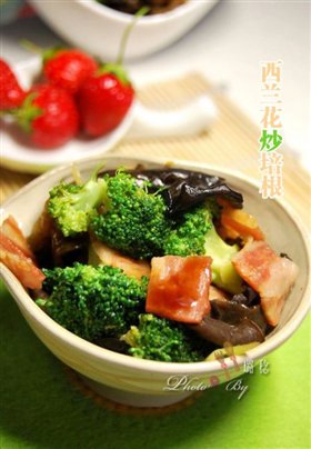西兰花炒培根