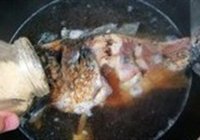 油泼鲤鱼的做法 步骤3