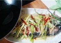 油泼鲤鱼的做法 步骤6