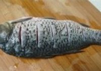 油泼鲤鱼的做法 步骤1