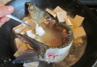 湖乡豆腐炖鱼的做法 步骤9